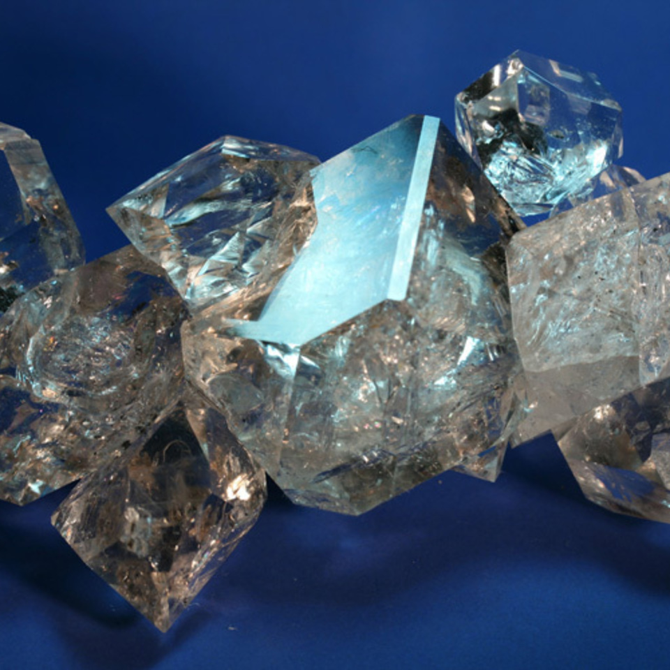 Блеск минералов. Алмаз минерал необработанный. Алмазный блеск минералов. Алмазы в природе. Алмаз класс минерала.